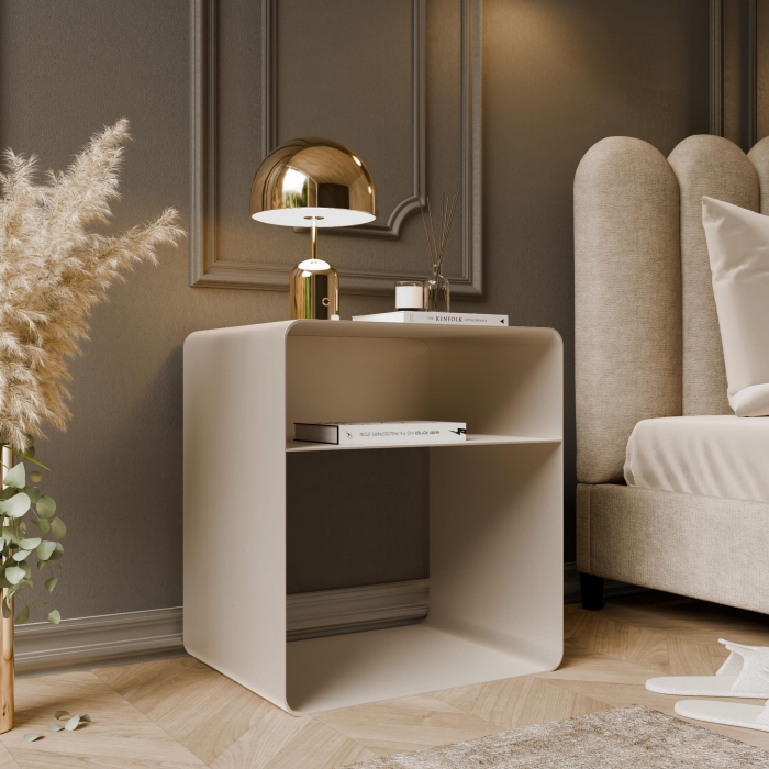 Stolik nocny z dodatkowa otwarta półka, metalowy, zaokrąglone rogi, Kaszmir. Showroom