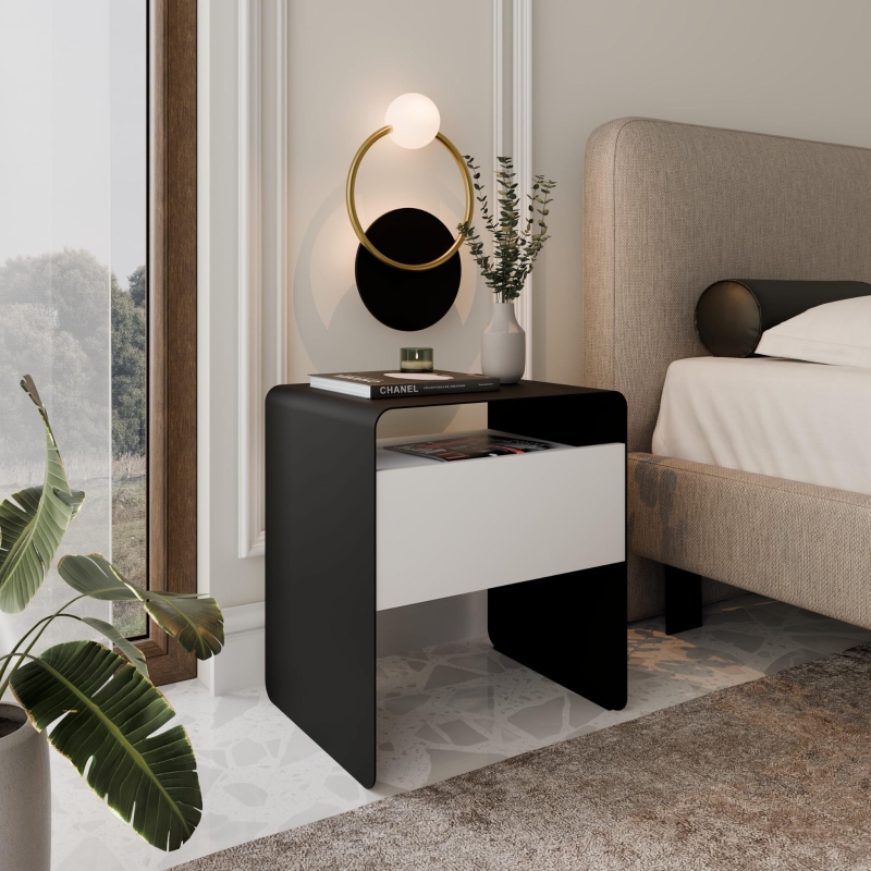 Stolik nocny czarny, metalowy, zaokrąglone rogi, front szuflady biały. Showroom