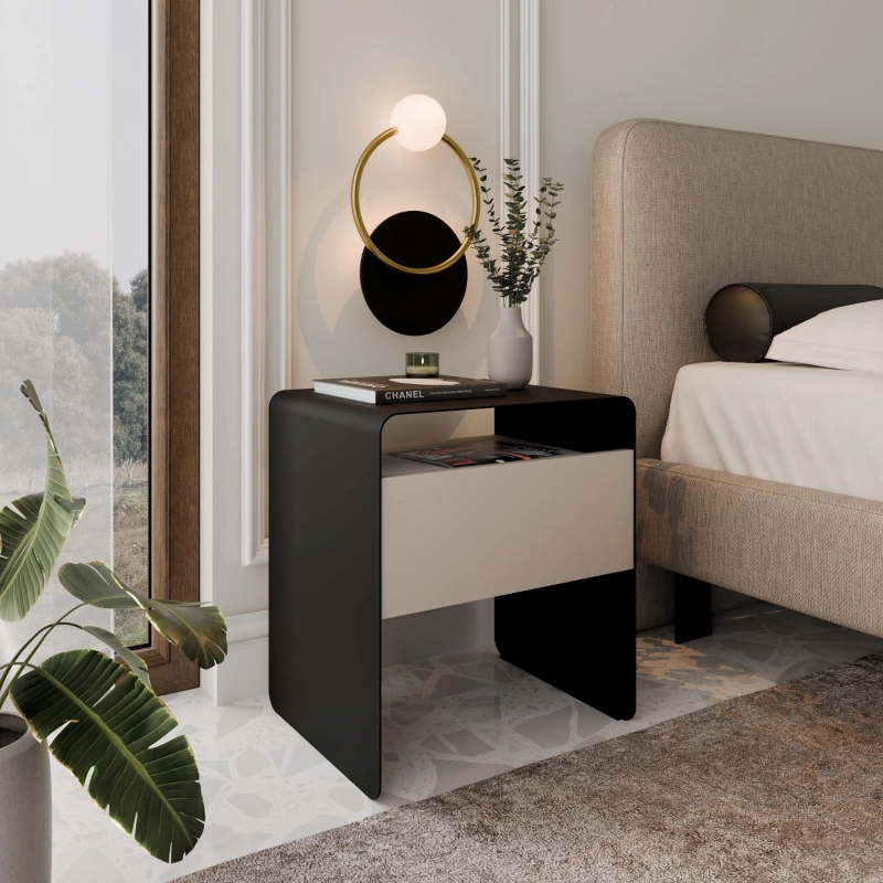 Stolik nocny czarny, metalowy, zaokrąglone rogi, front szuflady Kaszmir. Showroom