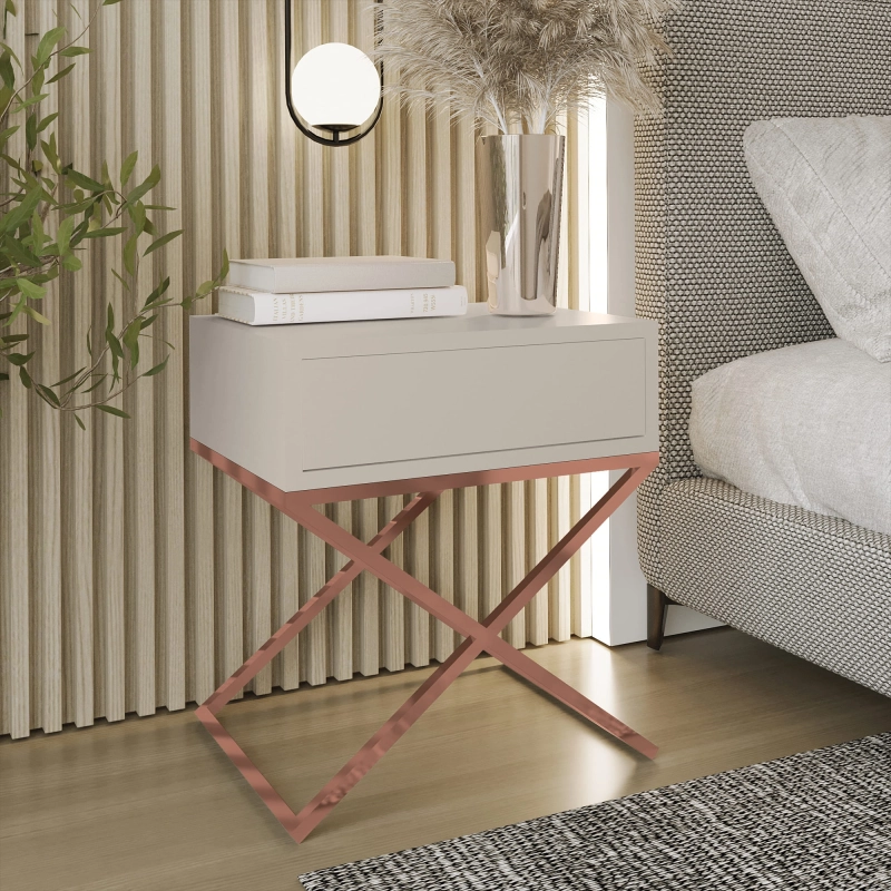 Stolik nocny, stelaż X miedź, góra z szuflada Kaszmir. Showroom