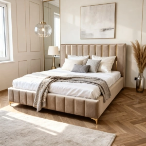Łóżko tapicerowane ze złotymi dodatkami, kolor beż, tkanina gładka. Showroom