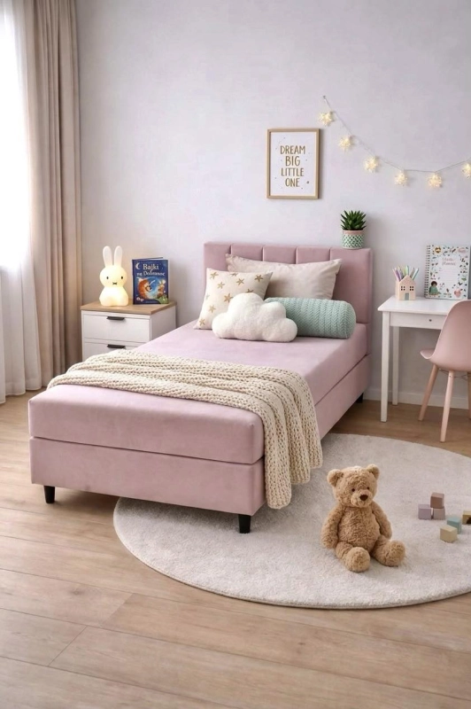Łóżko dziecięce w kolorze różowym. Showroom