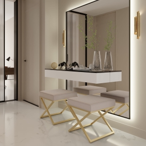 Pufa złote nóżki, siedzisko z lamówką. Showroom