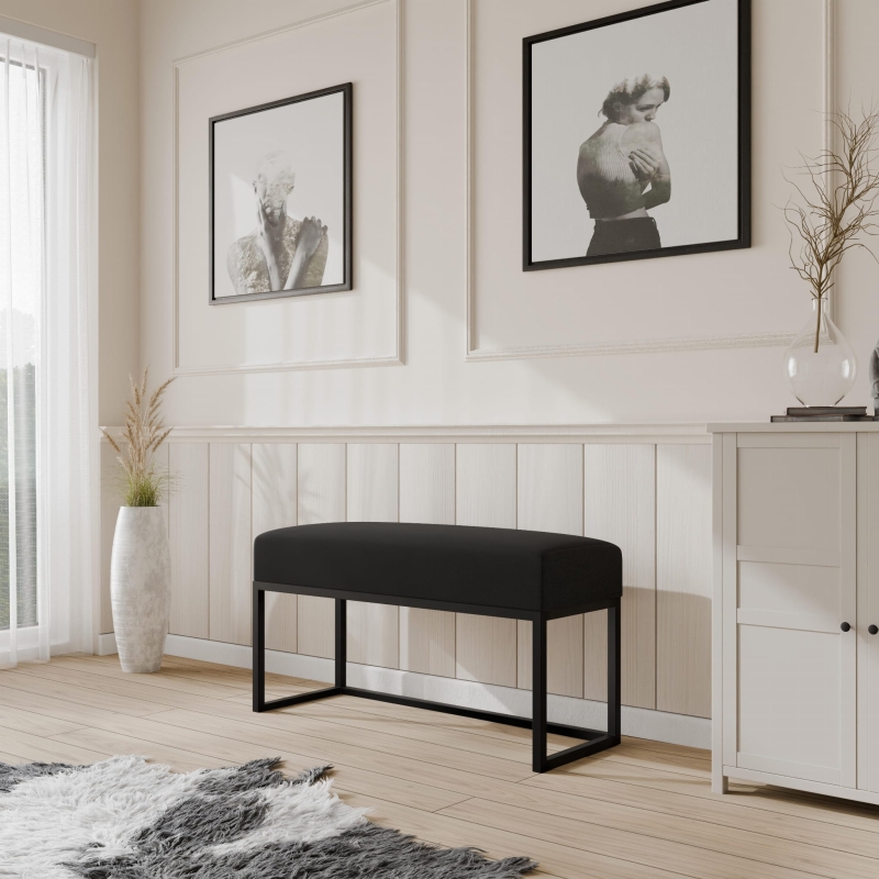 Ławka tapicerowana do przedpokoju, nogi czarne, tkanina gładka czarna. Showroom