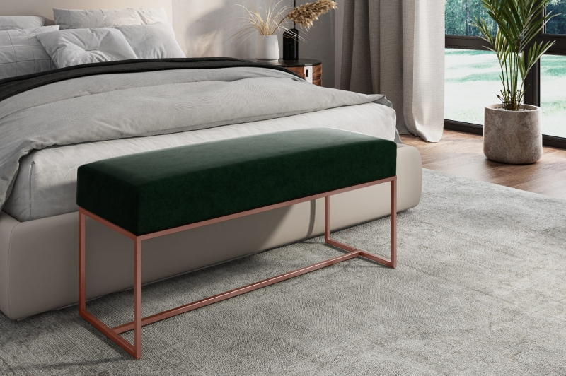 Ławka tapicerowana do przedpokoju, nogi miedź, tkanina butelkowa zieleń gładka. Showroom
