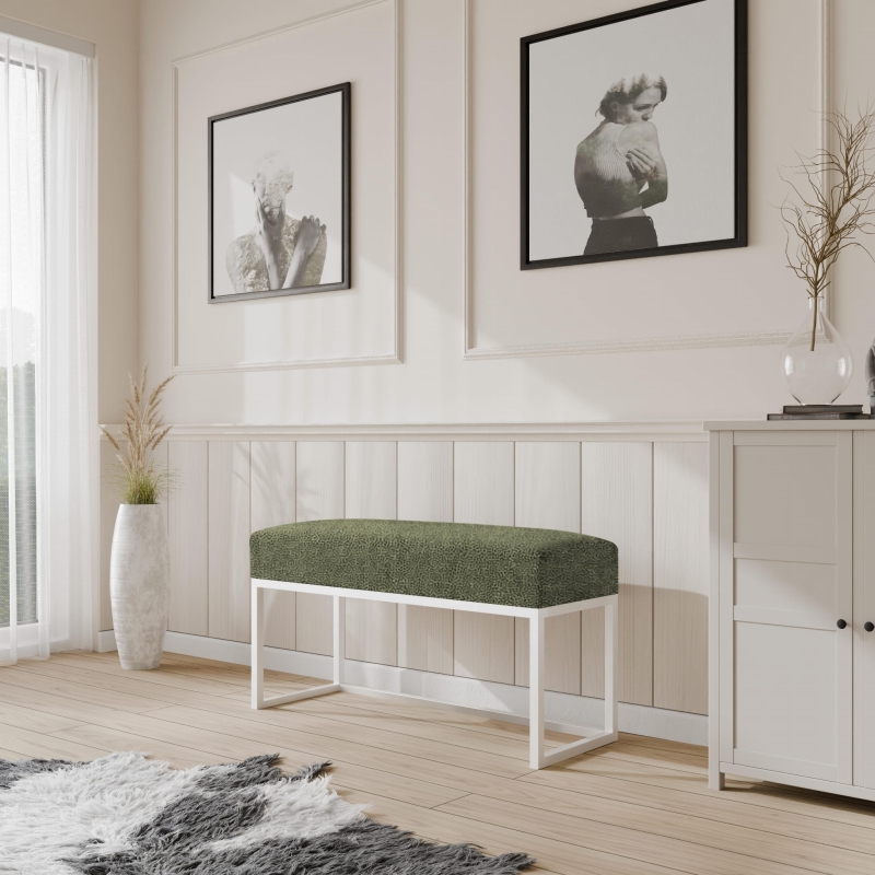 Ławka tapicerowana do przedpokoju, nogi białe, tkanina szenilowa zielona. Showroom