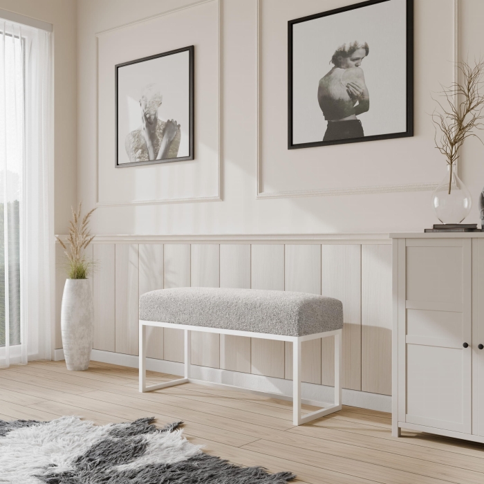 Ławka tapicerowana do przedpokoju, nogi białe, tkanina boucle jasny szary. Showroom