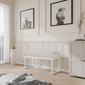 Ławka tapicerowana do przedpokoju, nogi białe, tkanina a’la sztruks miękki beżowa. Showroom