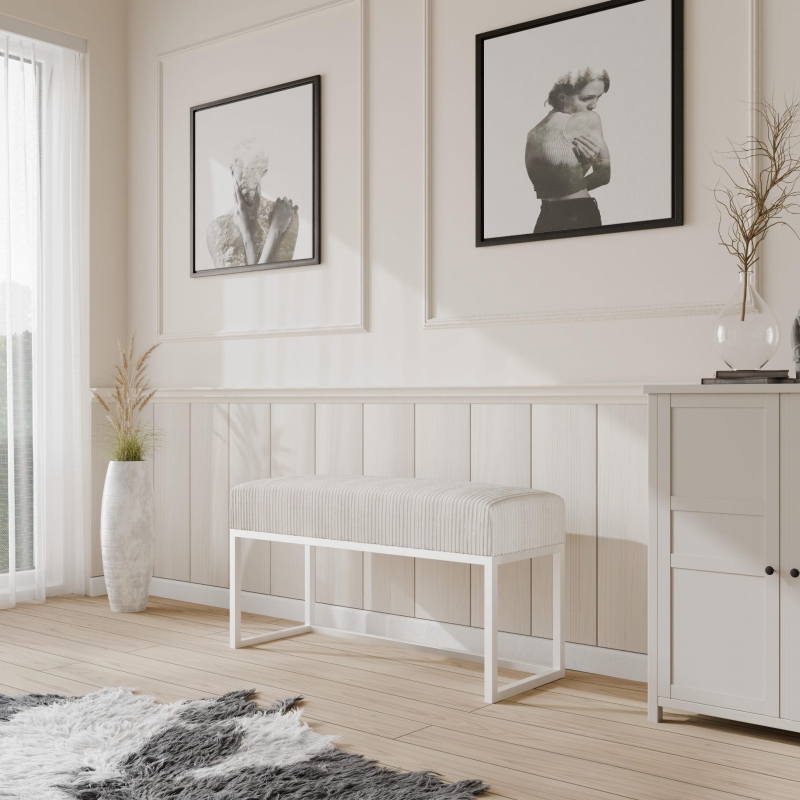 Ławka tapicerowana do przedpokoju, nogi białe, tkanina a’la sztruks miękki beżowa. Showroom