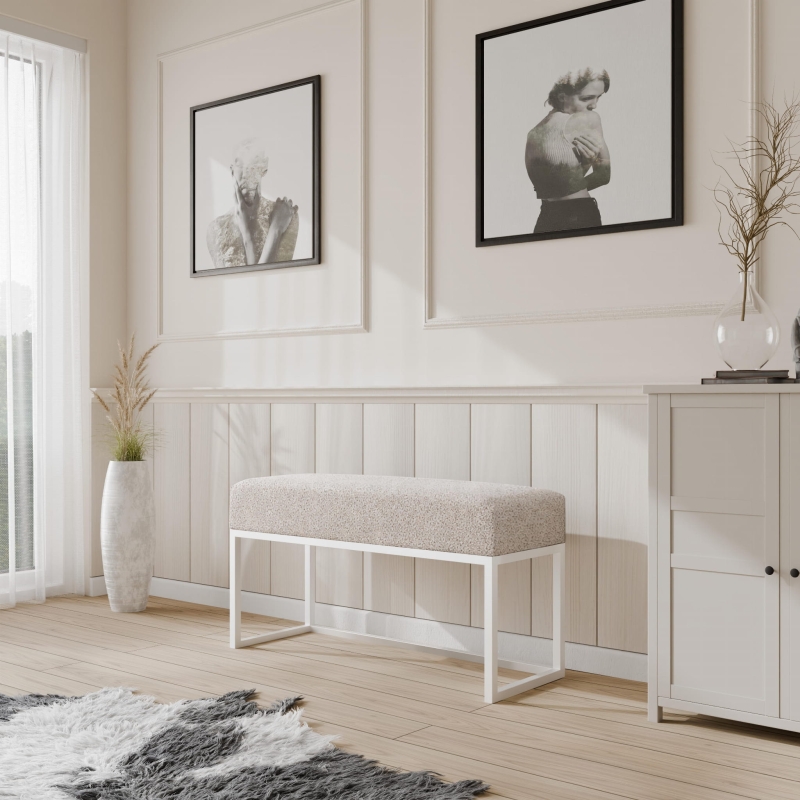 Ławka tapicerowana do przedpokoju, nogi białe, tkanina szenilowa beżowa . Showroom
