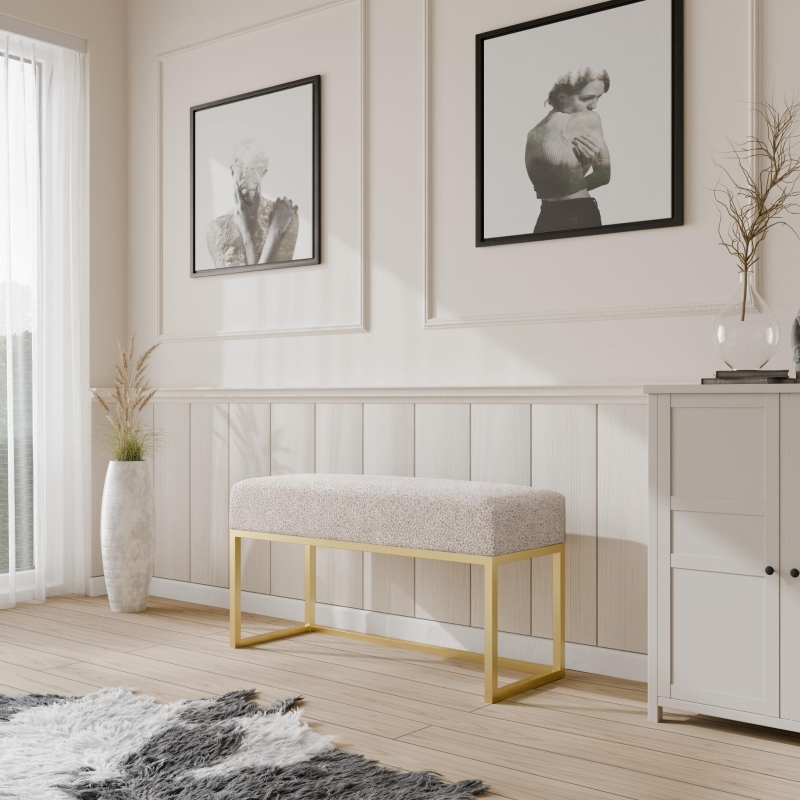 Ławka tapicerowana do przedpokoju, nogi złote, tkanina szenilowa beżowa. Showroom