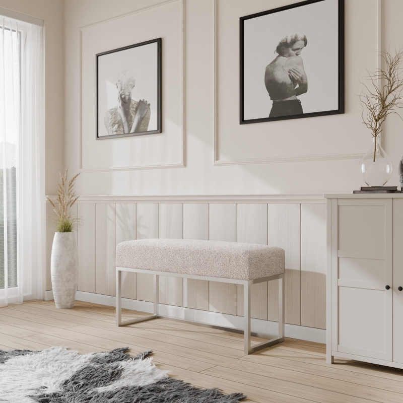 Ławka tapicerowana do przedpokoju, nogi chrom, tkanina szenilowa beżowa. Showroom