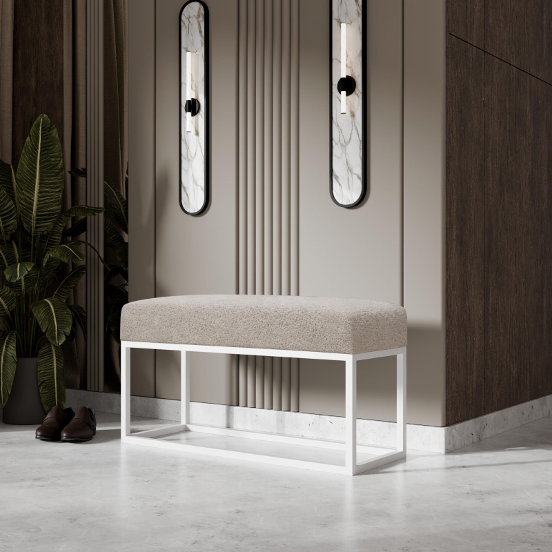 Ławka tapicerowana do przedpokoju, nogi białe, tkanina boucle beż. Showroom