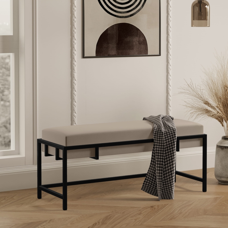Ławka tapicerowana do przedpokoju, stelaż czarny, tkanina gładka beż. Showroom