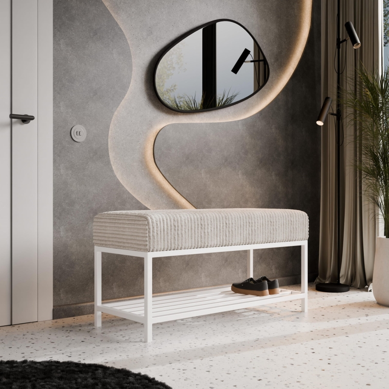 Ławka tapicerowana do przedpokoju z miejscem na buty, stelaż biały, tkanina a’la sztruks miękki beż. Showroom