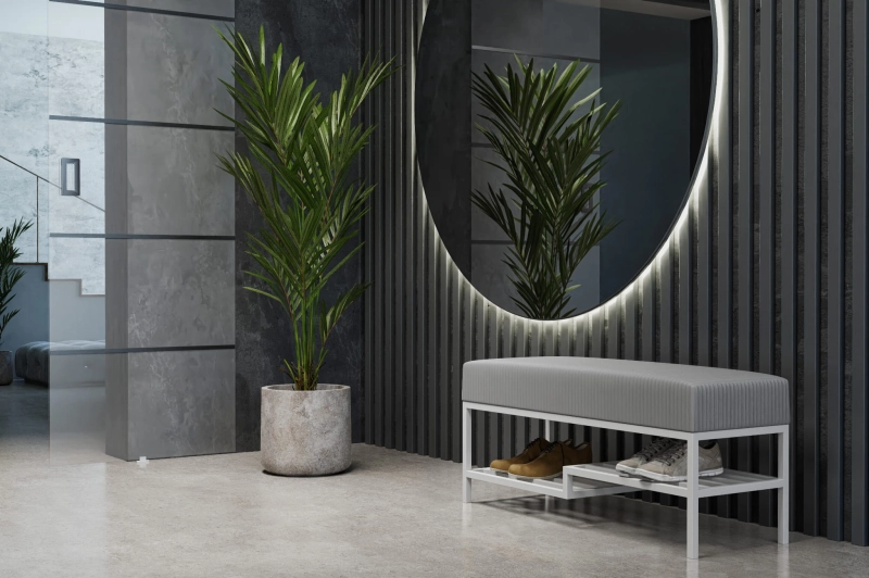 Ławka tapicerowana do przedpokoju z dwustopniowym miejscem na buty, stelaż biały, tkanina a’la sztruks odcień szary. Showroom