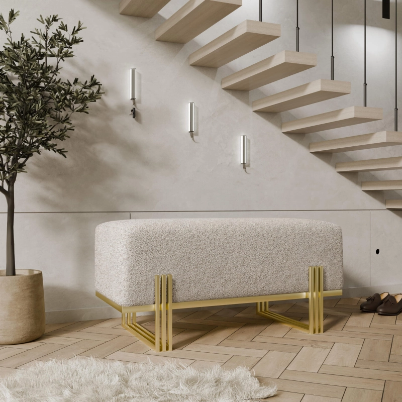 Ławka tapicerowana do przedpokoju, stelaż złoty, tkanina boucle odcień beż. Showroom