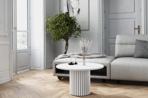 Stolik kawowy okrągły, podstawa biała okrągła ryflowana, blat biały. Showroom