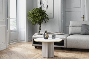 Stolik kawowy okrągły, podstawa okrągła biała ryflowana, blat biały ze złotym obrzeżem. Showroom