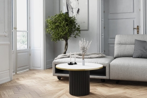 Stolik kawowy okrągły, podstawa czarna okrągła ryflowana, blat biały ze złotym obrzeżem. Showroom