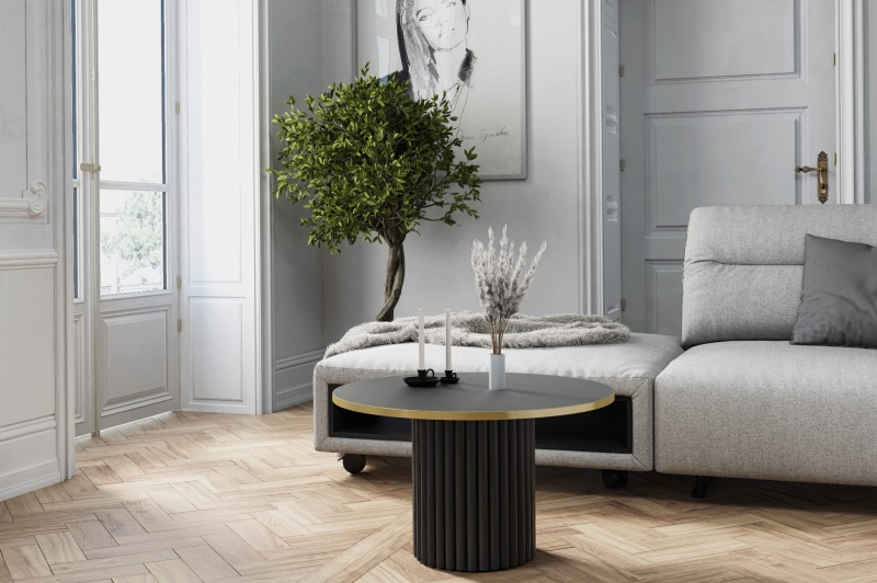 Stolik kawowy okrągły, podstawa okrągła czarna ryflowana, blat czarny ze złotym obrzeżem. Showroom