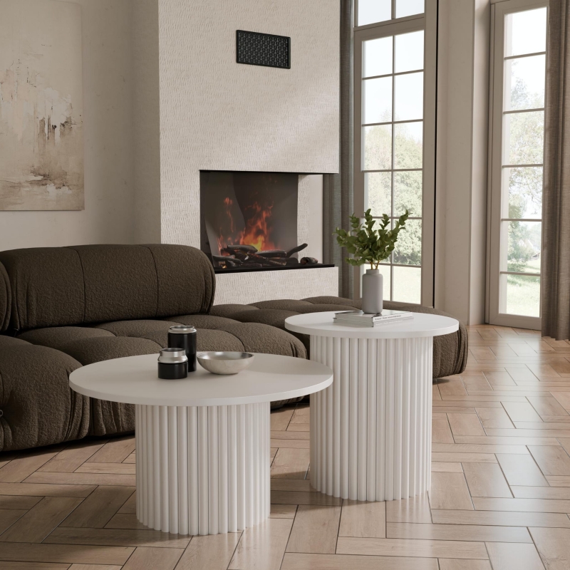 Stolik kawowy okrągły podwójny, podstawa biała okrągła ryflowana, blat biały. Showroom