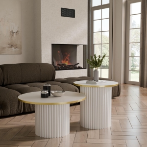 Stolik kawowy okrągły podwójny, podstawa biała okrągła ryflowana, blat biały ze złotym obrzeżem. Showroom