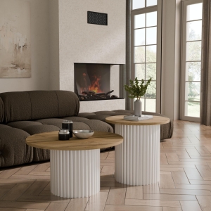 Stolik kawowy okrągły podwójny, podstawa biała okrągła ryflowana, blat dąb Wotan. Showroom