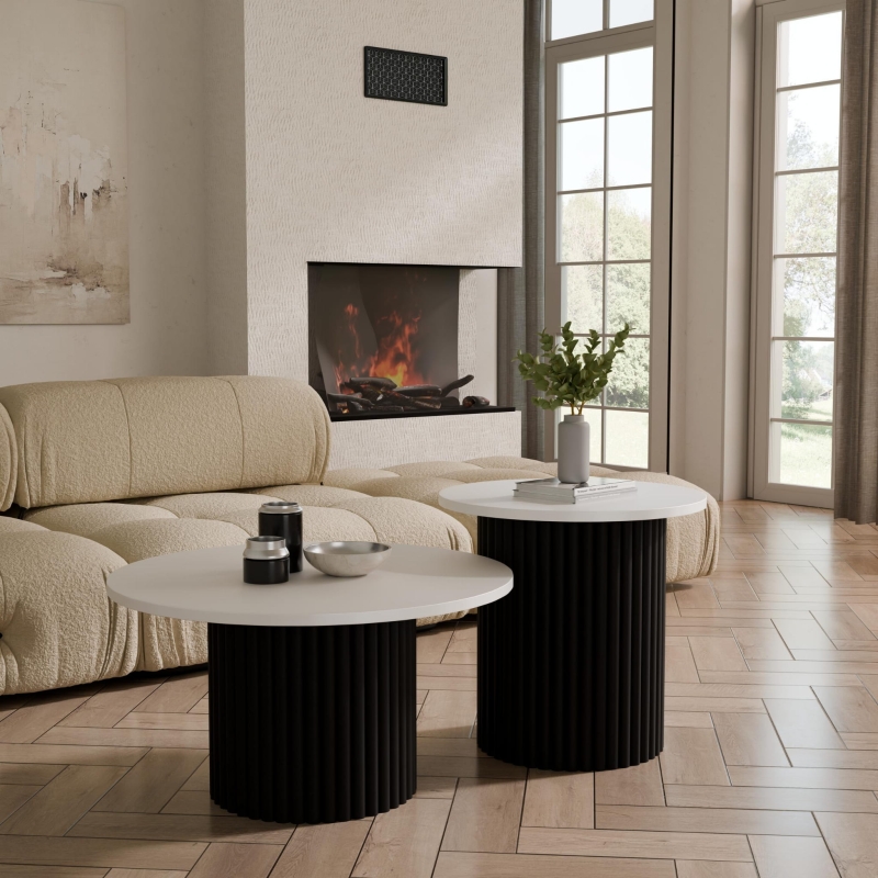 Stolik kawowy okrągły podwójny, podstawa czarna okrągła ryflowana, blat biały. Showroom