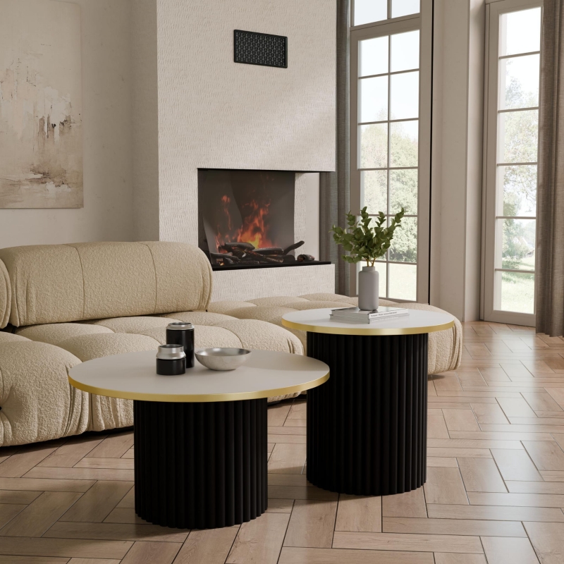 Stolik kawowy okrągły podwójny, podstawa czarna okrągła ryflowana, blat biały ze złotym obrzeżem. Showroom