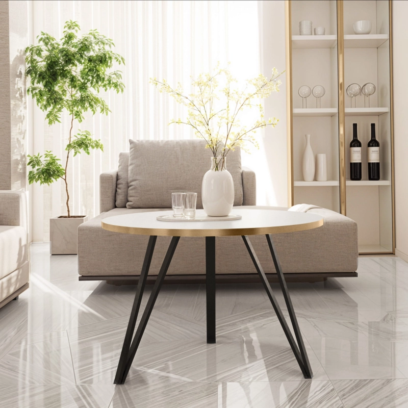 Stolik kawowy na potrójnych czarnych nogach, blat biały okrągły ze złotym obrzeżem. Showroom