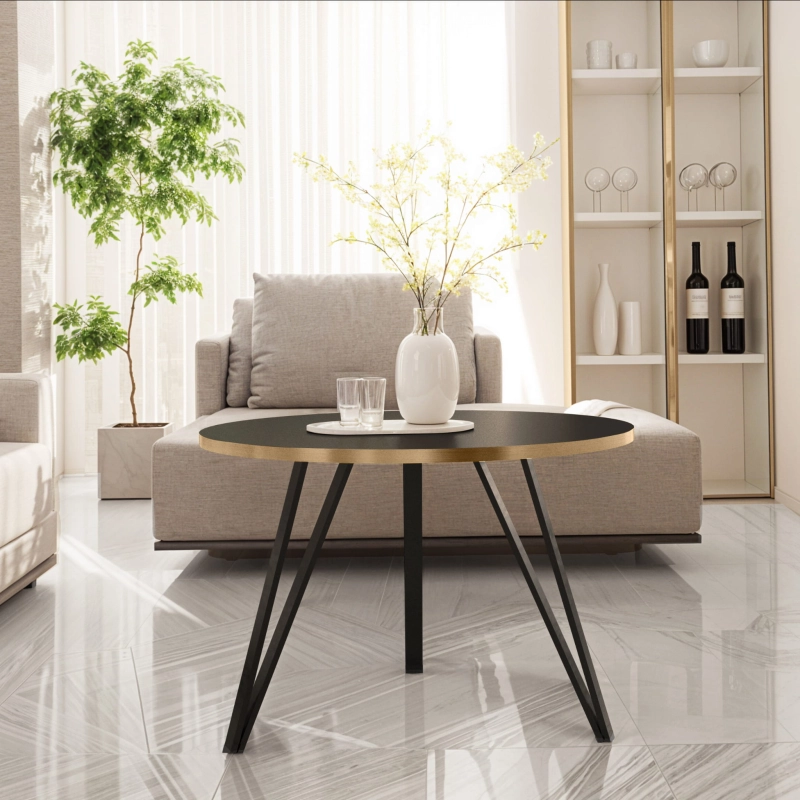 Stolik kawowy na potrójnych czarnych nogach, blat czarny  okrągły ze złotym obrzeżem. Showroom
