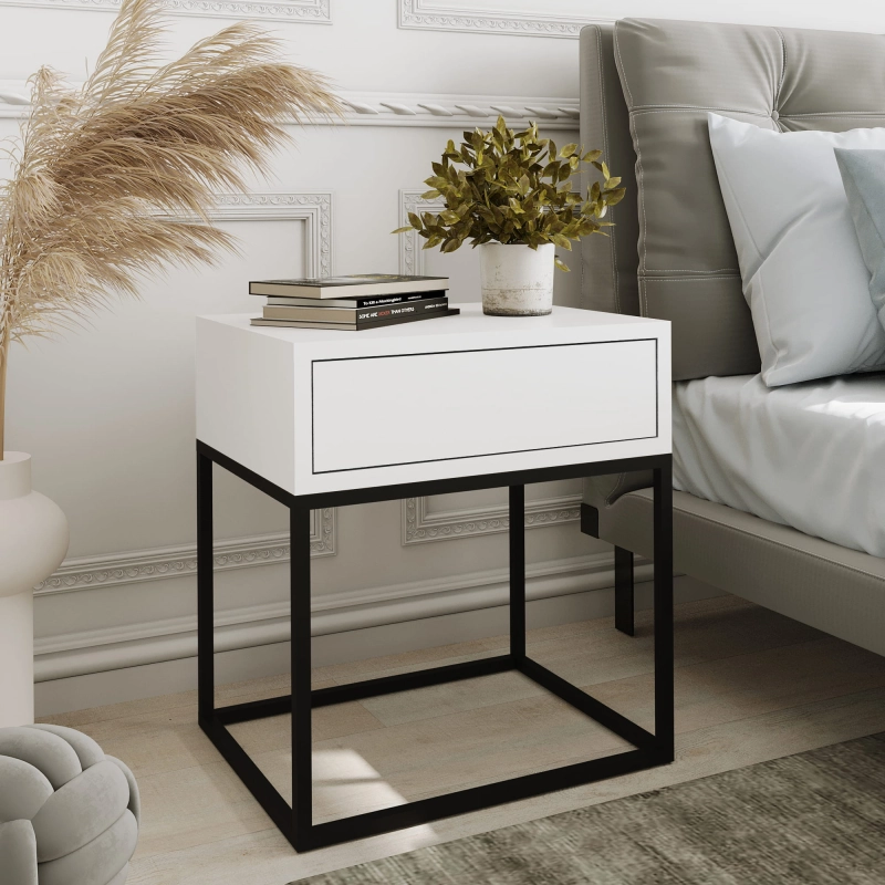 Stolik nocny, stelaż kwadrat czarny, góra z szuflada biała. Showroom