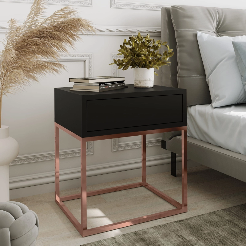 Stolik nocny, stelaż kwadrat miedź, góra z szufladą czarna. Showroom